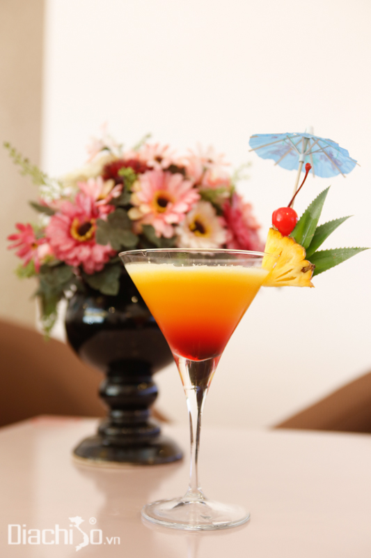 Ly Cocktail được trang trí kĩ lưỡng Ly Cocktail được trang trí kĩ lưỡng