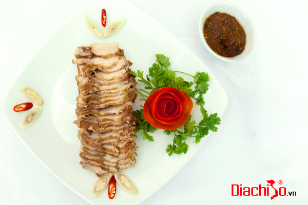 Món Lợn Bản hấp cùng bát nước chấm Chầm Chéo